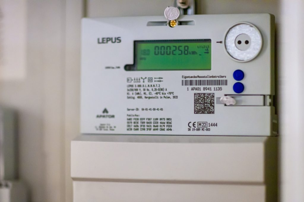 Zählerstand eines elektronischen Drehstromzählers in einem Zählerschrank.