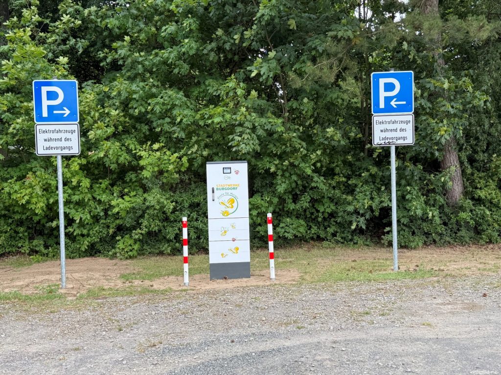 Ladesäule auf dem Parkplatz des Gymnasiums an der Scharlemannstraße